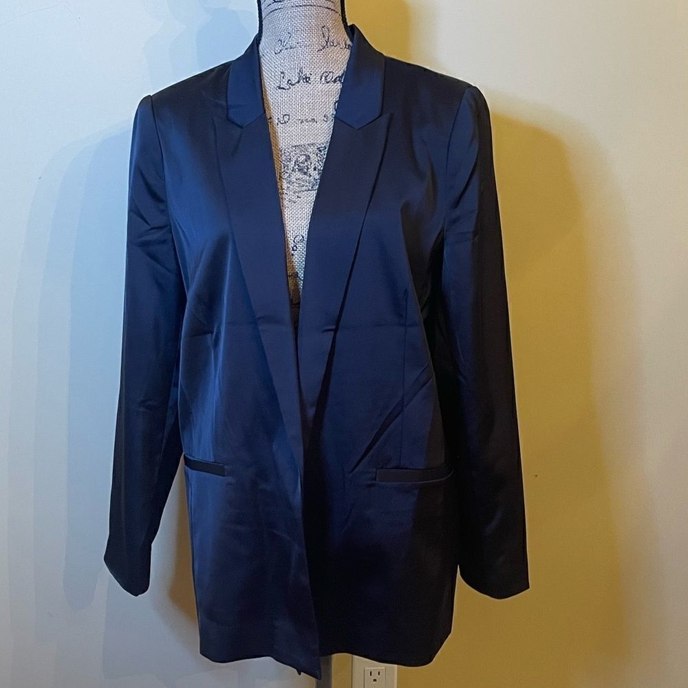 Blazer in Silky Shiny Black.